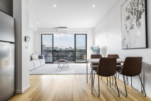 Northcote 3-Bed Townhouse Near Cafes & Shops in Fairfield