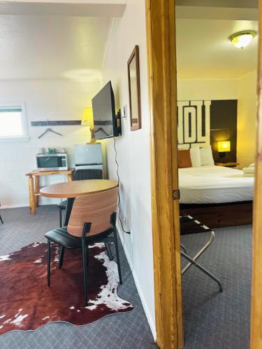 Elk Antler Inn - image 8