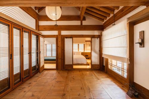 Luxury Hanok Sangseon Heritage Hanok-W