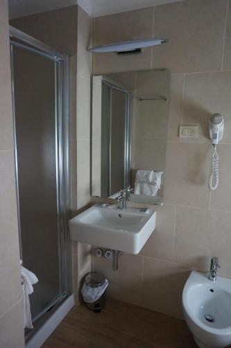 3 twin beds