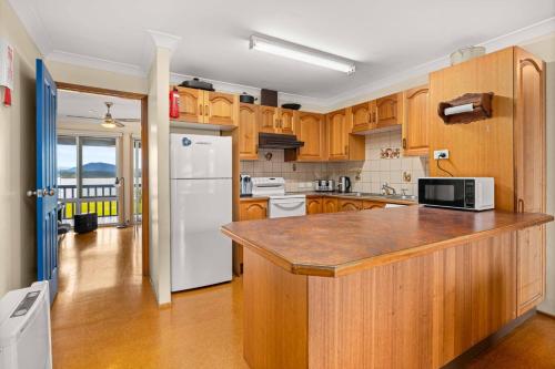 OP Chill - Pet Friendly - Waterfront Home - Kayaks included in stay in Orient Point