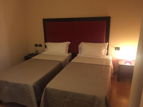 1 queen bed, 1 twin bed