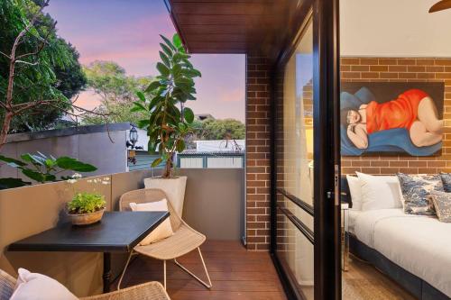 The Art Haus - Retro-Chic Hideaway near Local Gems - image 11
