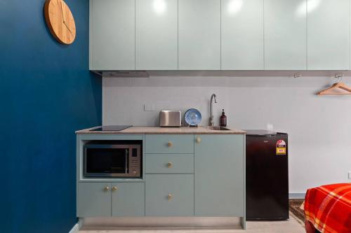 The Art Haus - Retro-Chic Hideaway near Local Gems - image 2