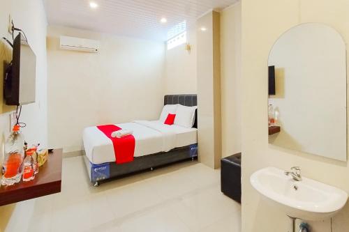 RedDoorz at Rejoss Lux Medan - image 2