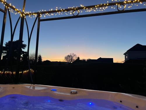 Stunning guest suite with private hot tub 2