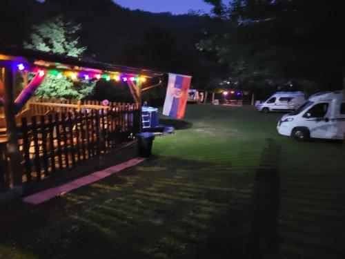 . Kamp kućica trokrevetna