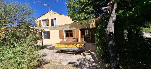 Maison Provençale avec piscine (Maison Provencale avec piscine) in Estoublon