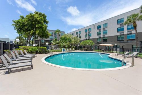 Piscina, La Quinta by Wyndham Ft Lauderdale Cypress Creek in Pompano Beach