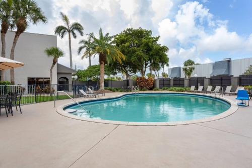 Piscina, La Quinta by Wyndham Ft Lauderdale Cypress Creek in Pompano Beach