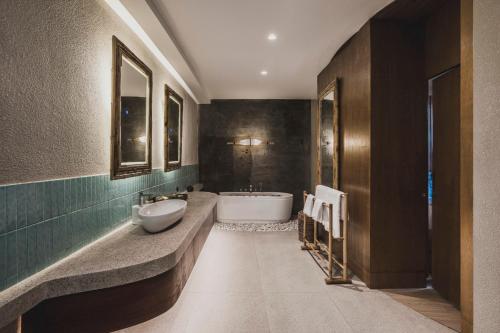 room detail thumbnail 2