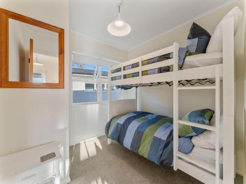 Waterside Bliss - Taupo Holiday Home - image 3