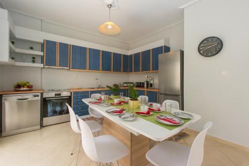 Thano's stylish flat just 150m to the beach - Kalamata