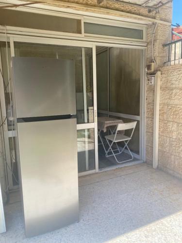 דירת גן מרווחת במיקום מעולה עם נטפליקס חינמי in East Mountainside