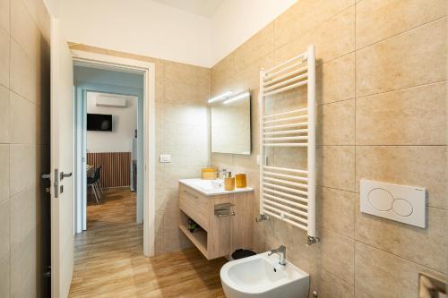 浴室, GuestHost - Bright Apartment with View! in 畢斯塞格列