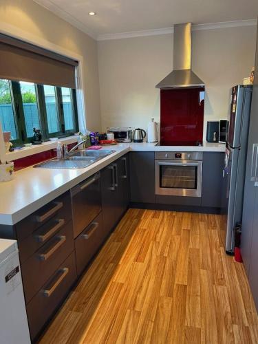 Cosy 2 Bedroom Cottage with Parking Near Airport & Beaches — other in 122 Park Road, Wellington New Zealand, 6022