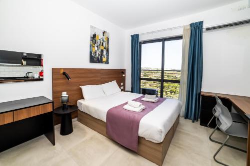 Cosy Double Bed Studio With View - by HostMT