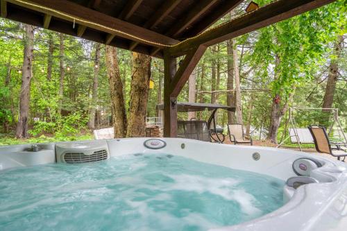 Spa Pool table Lake Access - Chalet Family au Grand air in Boileau (QC)
