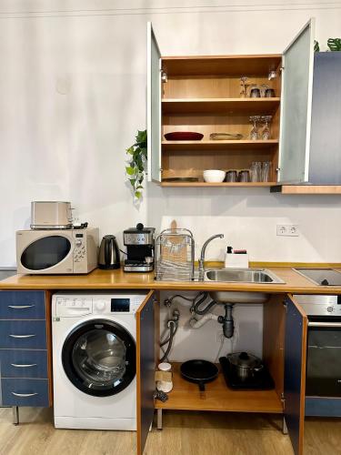 Spacious 1BR Apartment in Central Sofia, Next to University, Sofía (foto 10)