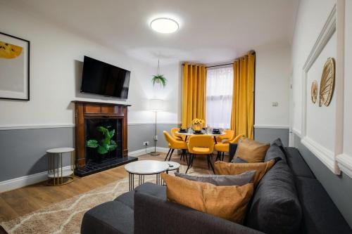 West Kensigton Superb Apartments! - image 3