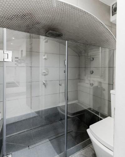 Charming 1BR Escape in the Heart of the City - image 3
