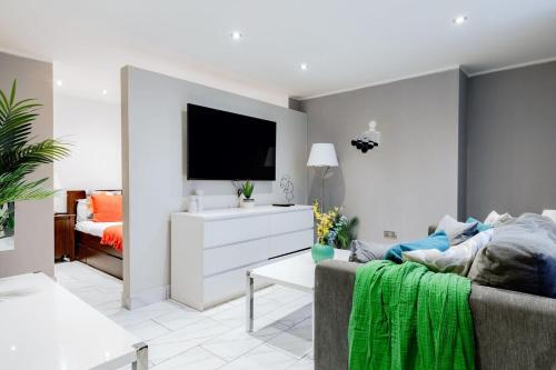 Charming 1BR Escape in the Heart of the City - image 10
