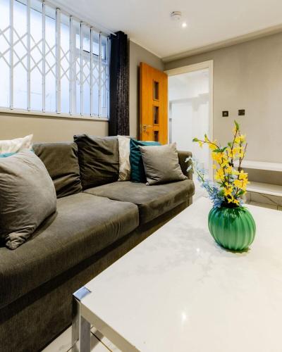 Charming 1BR Escape in the Heart of the City - image 9