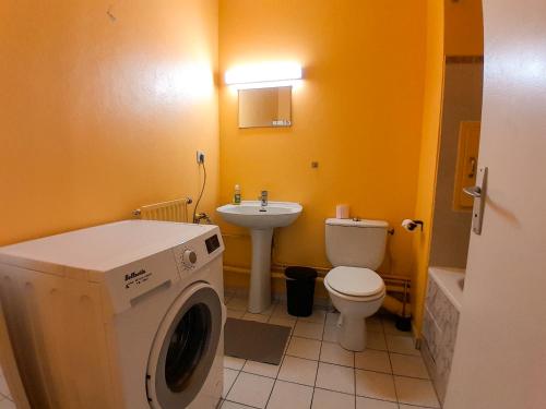 浴室, Grand T1 proche RER A, Vrai lit, Cuisine séparée, RDC (Grand T1 proche RER A, Vrai lit, Cuisine separee, RDC) in 邁松拉菲特