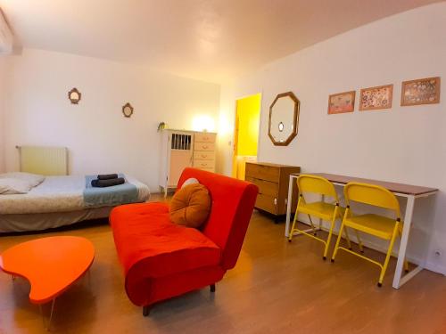 Grand T1 proche RER A, Vrai lit, Cuisine séparée, RDC (Grand T1 proche RER A, Vrai lit, Cuisine separee, RDC) in 邁松拉菲特