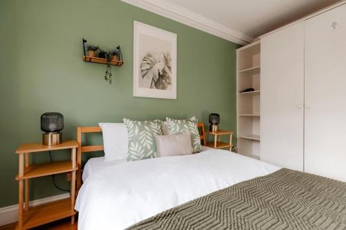 Designer 2BR/1BA Flat Steps to Hyde Park! - image 11