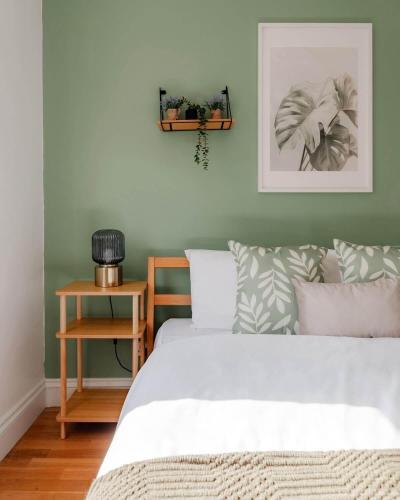 Designer 2BR/1BA Flat Steps to Hyde Park! - image 3