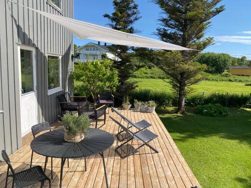 ระเบียง/ชานเรือน, 2 Bedroom Apartment in Island Paradise in ซานเนสโยน