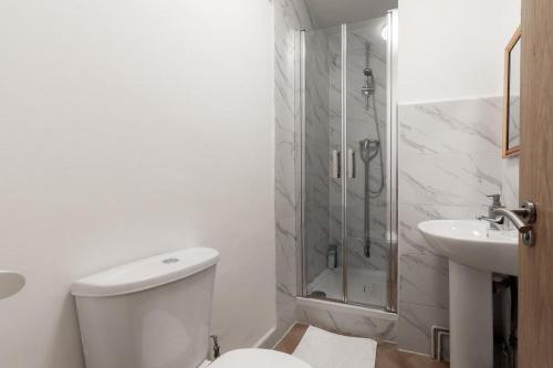 Elegant 2BR apartment Central London - image 12