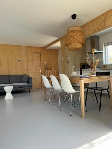  Gezellige bungalow op steenworp afstand van het strand in Ouddorp