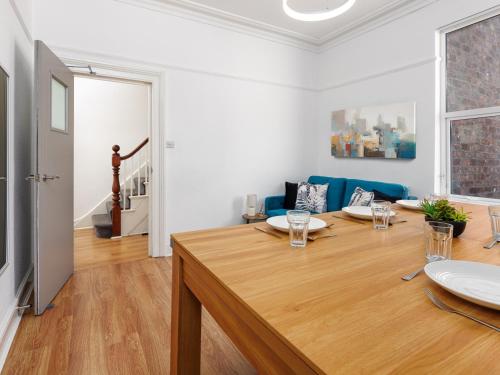 Facilities, Flatzy - Sleeps 16 Near Football Ground & Ping Pong Table near Neon Jamon