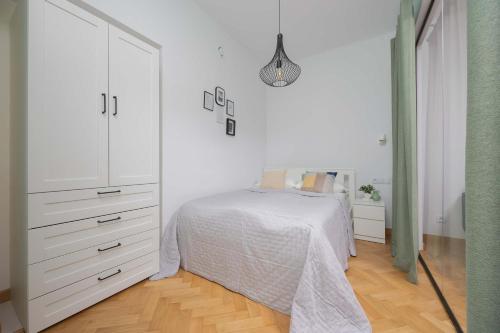 Stylish One Bedroom Apartment in Warsaw with Balcony by Noclegi Renters, Varsovie (photo 3)