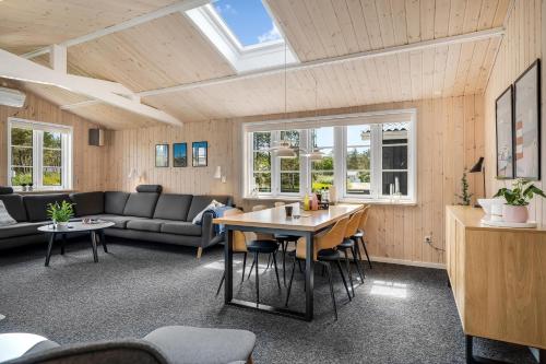 Lovely Renovated Holiday Home With Large Enclosed Terrace In Vorupør By The North Sea - image 5