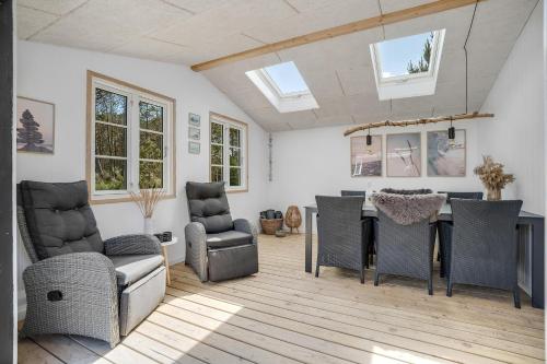 Lovely Renovated Holiday Home With Large Enclosed Terrace In Vorupør By The North Sea - image 3