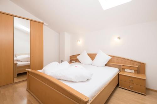2 bedrooms, 3 beds
