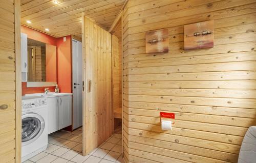 ห้องน้ำ, Awesome Home In Tarm With Sauna in สกาเวน