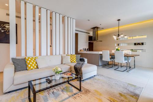 Allsopp & Allsopp - Sleek and Modern 2-Bedroom Apartment in West Avenue, Dubai Marina, Dubai