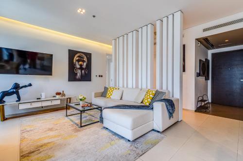 Allsopp & Allsopp - Sleek and Modern 2-Bedroom Apartment in West Avenue Dubai Marina - image 14