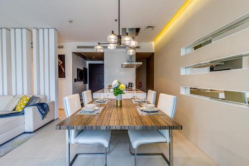 Allsopp & Allsopp - Sleek and Modern 2-Bedroom Apartment in West Avenue Dubai Marina - image 2