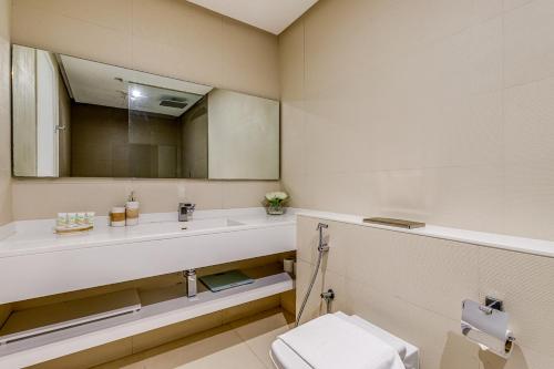 Allsopp & Allsopp - Sleek and Modern 2-Bedroom Apartment in West Avenue Dubai Marina - image 11