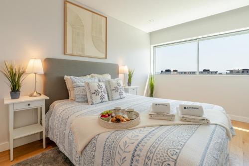 Stylish Home with Balcony & Garage by HostWise, Porto (Foto 2)