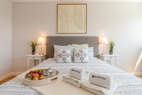 Stylish Home with Balcony & Garage by HostWise, Porto (Foto 10)
