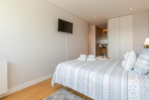 Stylish Home with Balcony & Garage by HostWise, Porto (Foto 8)