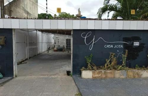 casa jota quarto com cama de casal e ar wc compartilhado - image 3