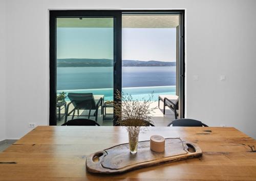 สระว่ายน้ำ, NEW! Villa Angelus – Your Luxurious Retreat near the Sea in เซลีนา