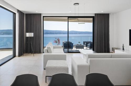 ห้องครัว, NEW! Villa Angelus – Your Luxurious Retreat near the Sea in เซลีนา